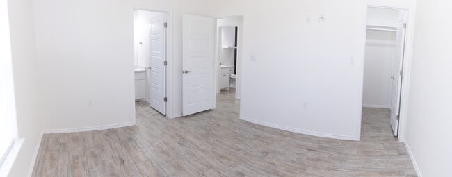 Building Photo - 2216 E Valley Cir