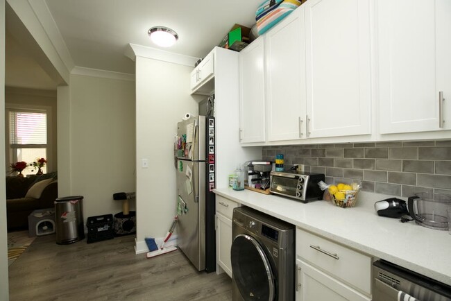 Foto del edificio - 3817.5 N Greenview Ave