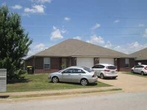 Building Photo - 809 Meadowlands Dr