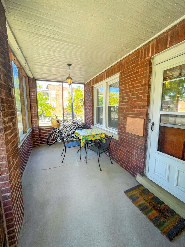 Screened in porch. - 912 Northwest Blvd