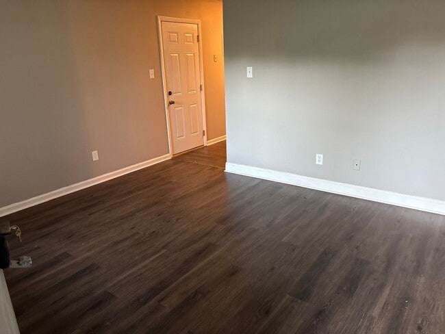 Foto del edificio - Quaint 3 bedroom/1  and 1/2 bath Winston S...