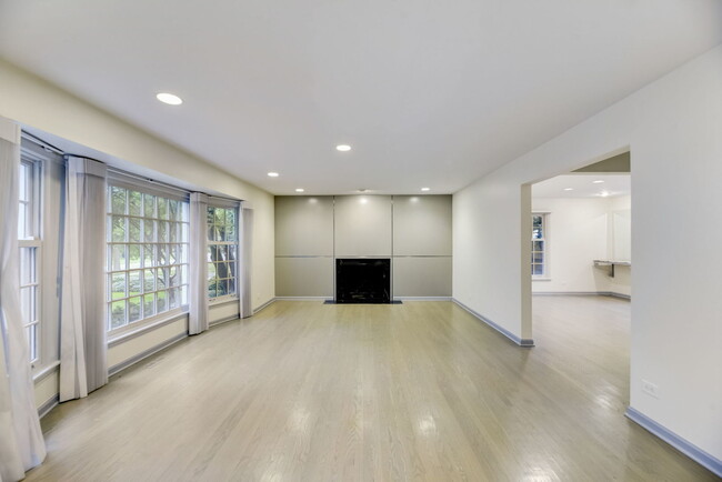 Building Photo - 620 Country Ln
