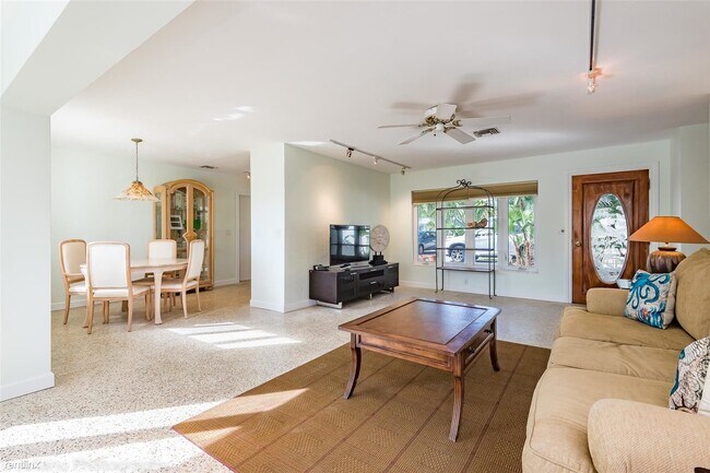 Building Photo - 2 br, 2 bath House - 916 SE 13th Ct