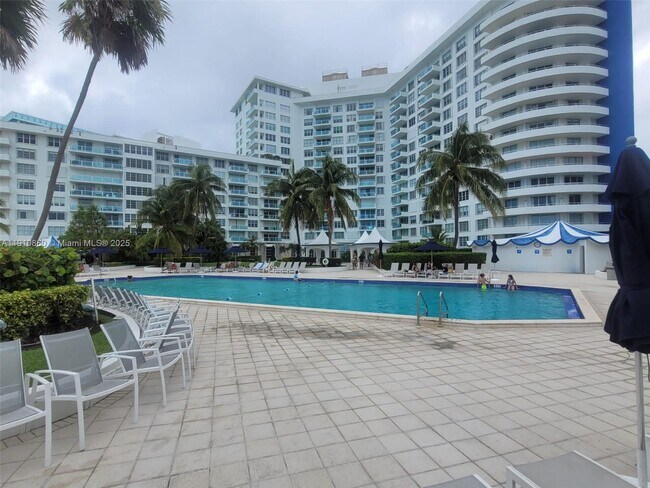 Foto del edificio - 5161 Collins Ave