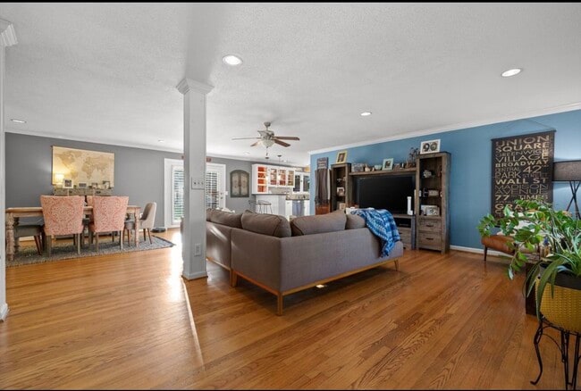 Foto del edificio - 1627 Fernwood Cir