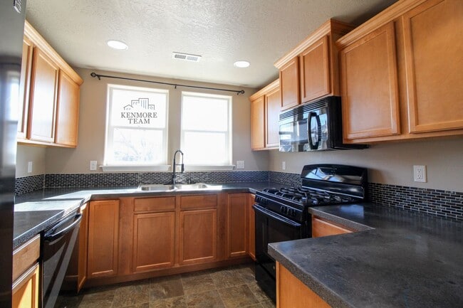 Building Photo - 6101 Turf Paradise Dr