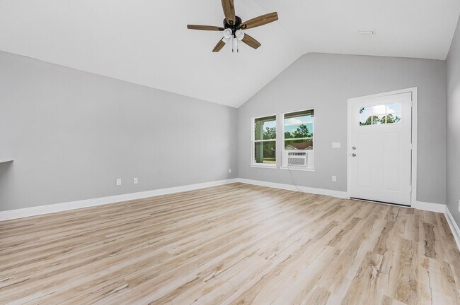 Foto del edificio - 4618 Dove Way