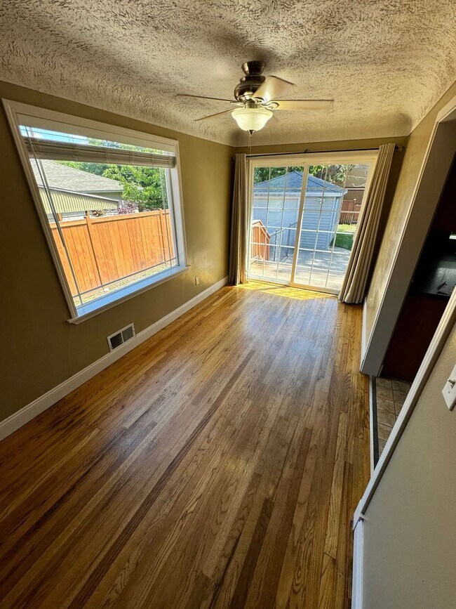 Building Photo - Gorgeous South Hill Home!