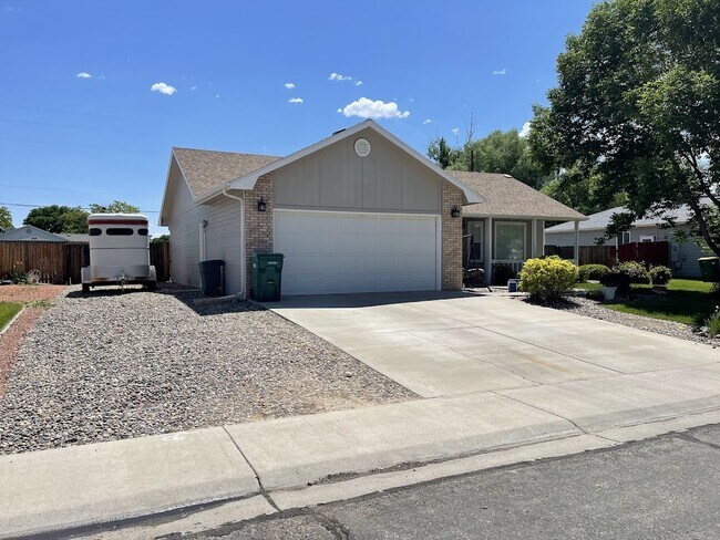 Foto del edificio - 688 Pinyon Dr