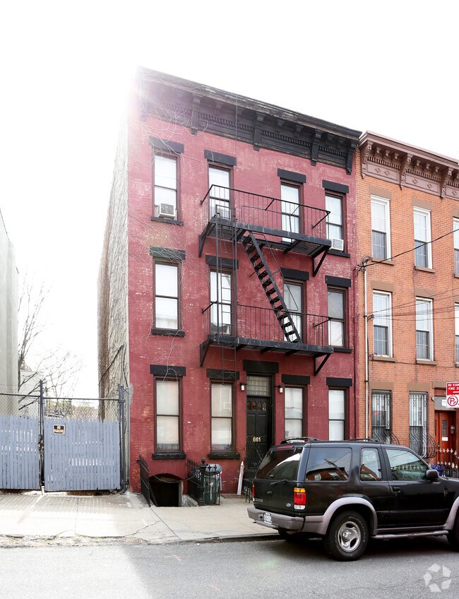 Foto del edificio - 661 Henry St