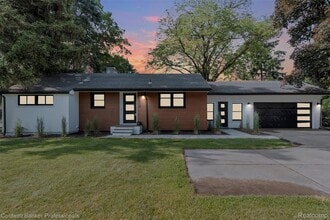Building Photo - 1528 E Maple Rd