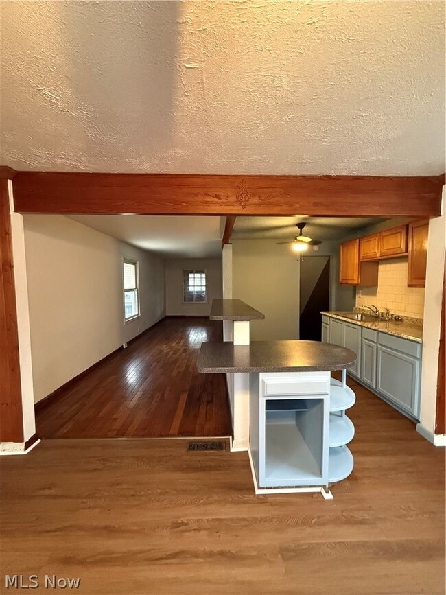 Foto del edificio - 1427 E 252nd St