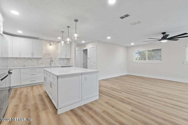 Building Photo - 10856 Hawaii Dr S