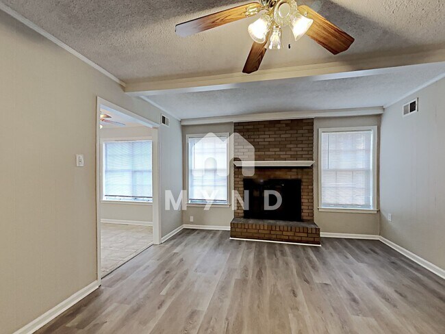 Foto del edificio - 5315 Longwood Dr