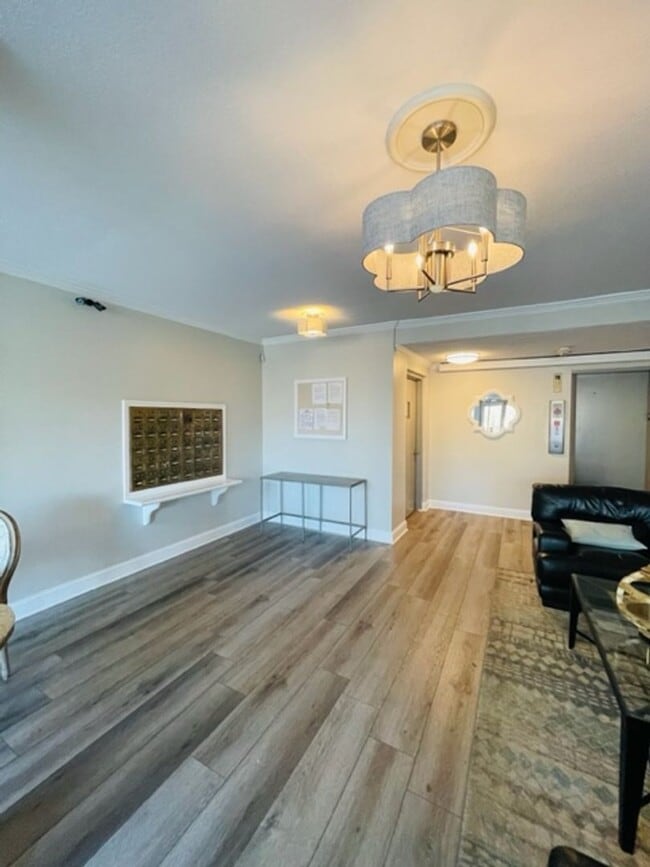 Building Photo - Myers Park Condo, Move-In Ready! All utili...