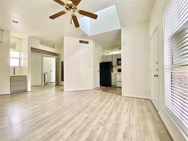 Foto del edificio - 7901 Cambridge St