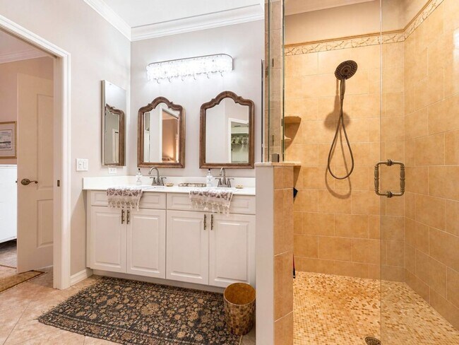 Building Photo - Beautifully furnished 2-bedroom and den, 2-bath in Sterlling Oak