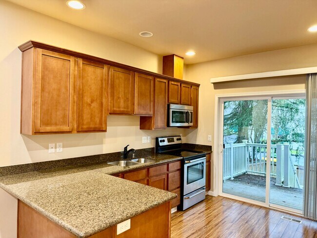 Foto del edificio - Beautiful 2 bed, 2.5 bath townhome located in Mountlake Terrance $2800/mo.