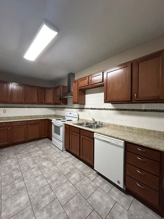 Building Photo - Timeless Charm Meets Modern Comfort – Spacious 3 Bedroom Duplex Near Downtown Omaha
