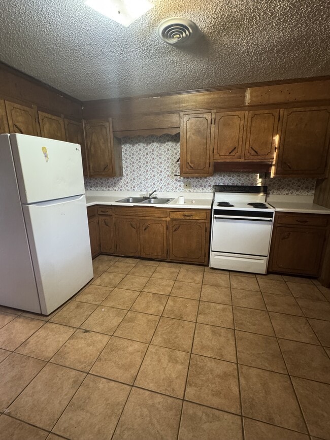 Building Photo - 1206 Rosewood Dr