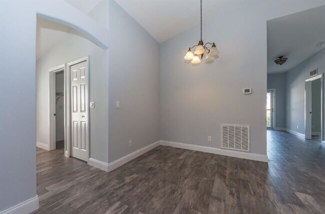Building Photo - 868 Greenleaf Cir