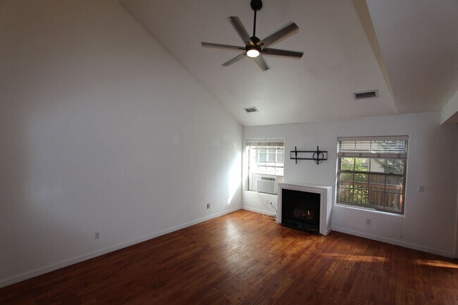 Foto del edificio - PRICE IMPROVEMENT 3-Bed / 2.5-Bath Townhome in Boulder Point LEASE THROUGH JULY