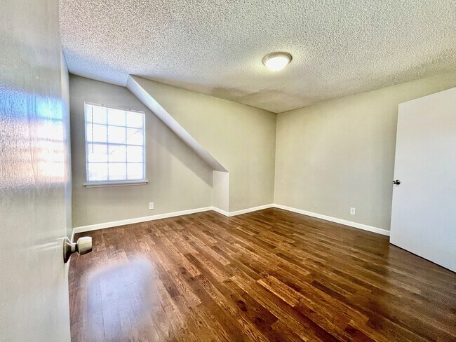 Foto del edificio - 3822 Englewood Cir