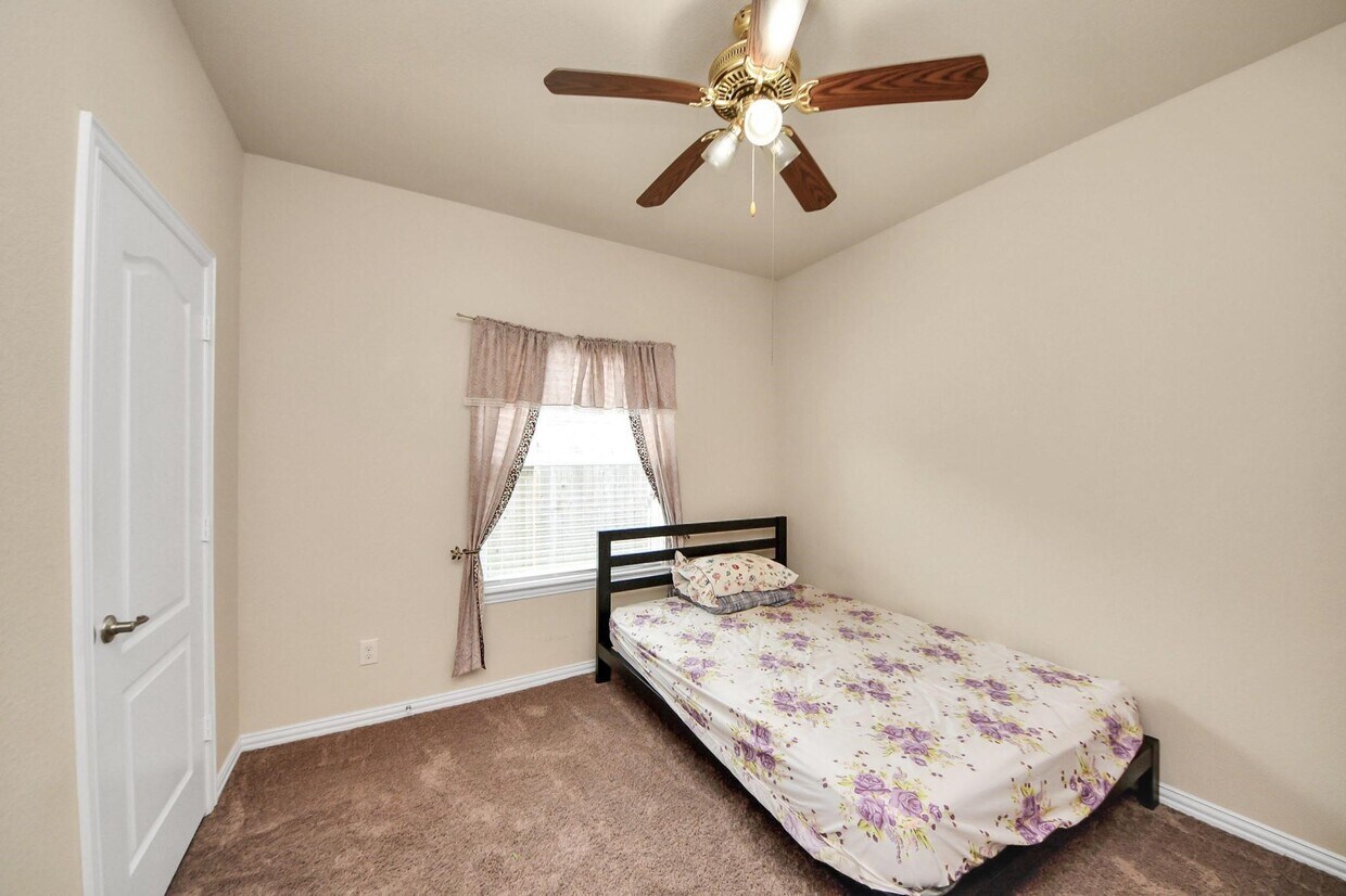 Foto principal - 4210 Audrey Manor Ln