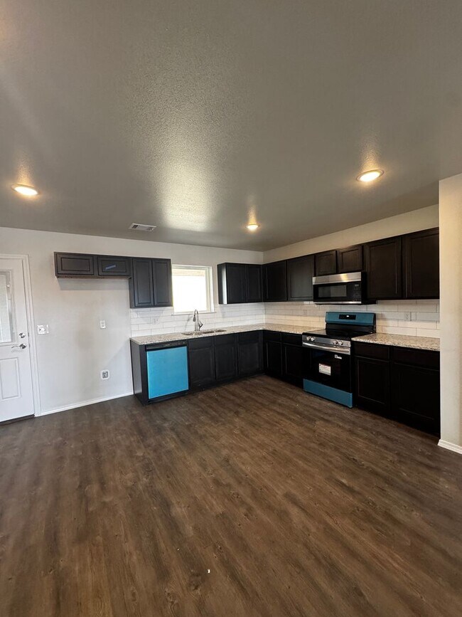 Foto del edificio - New construction!!! Beacon Pointe 3/2/2 AVAILABLE March 20th