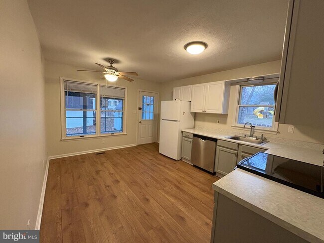 Foto del edificio - 39564 Potomac Ave