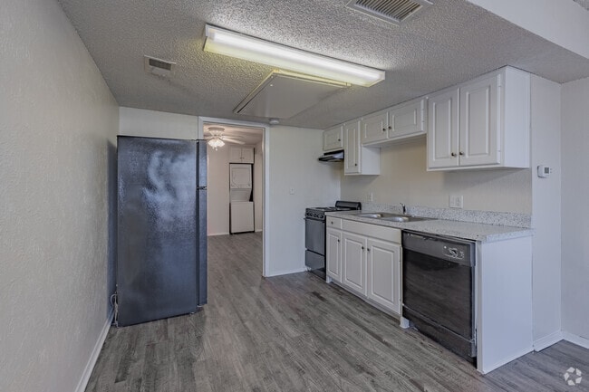 1BR, 1BA - 450SF - Kitchen - University View Denton Apartments
