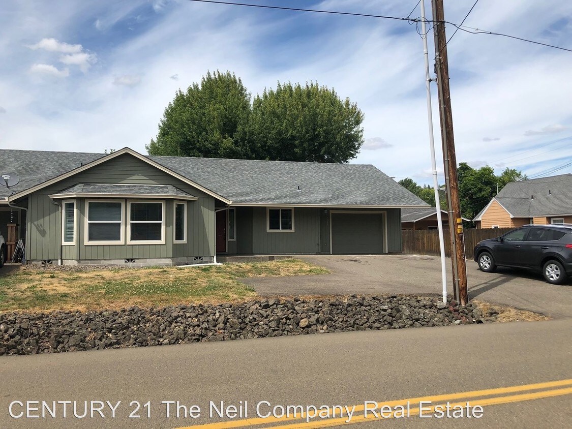 30943094 NE Douglas Ave, Roseburg, OR 97470 Room for Rent in