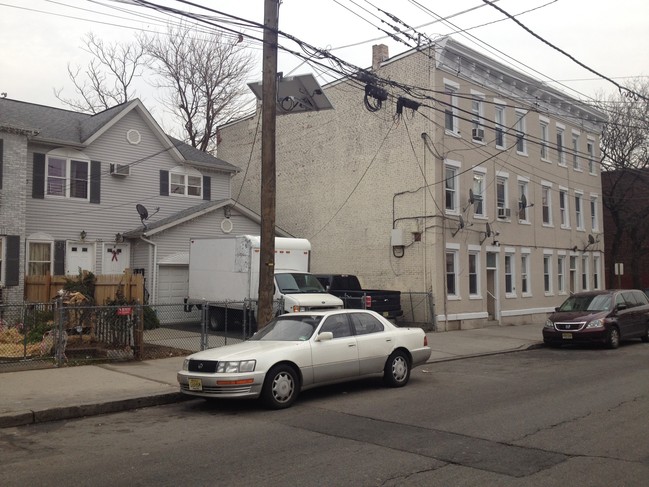 Building Photo - 146-148 3rd St