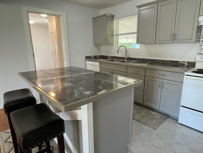 Foto del edificio - 437 15th Ave NW