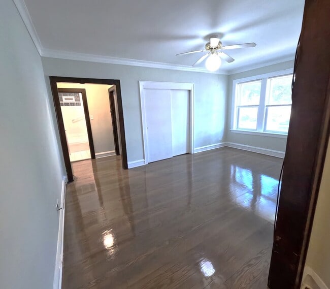 Building Photo - 5548 W Farragut Ave