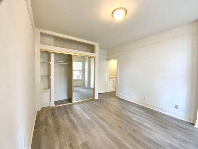 Foto del edificio - UPDATED 1BR! DISHWASHER! HARDWOOD! Laundry On-Site