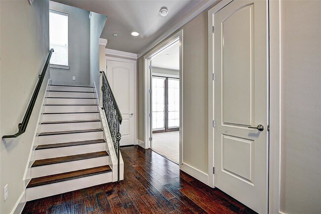 Building Photo - 3272 Las Palmas St