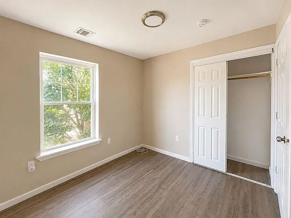 Foto del edificio - A great rental opportunity in a desirable location!