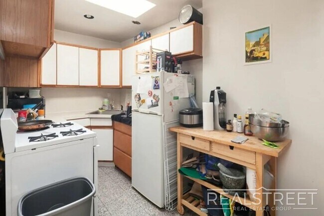 Foto del edificio - 2 BR 1.5 Bath with Roof Deck in Cobble Hill!