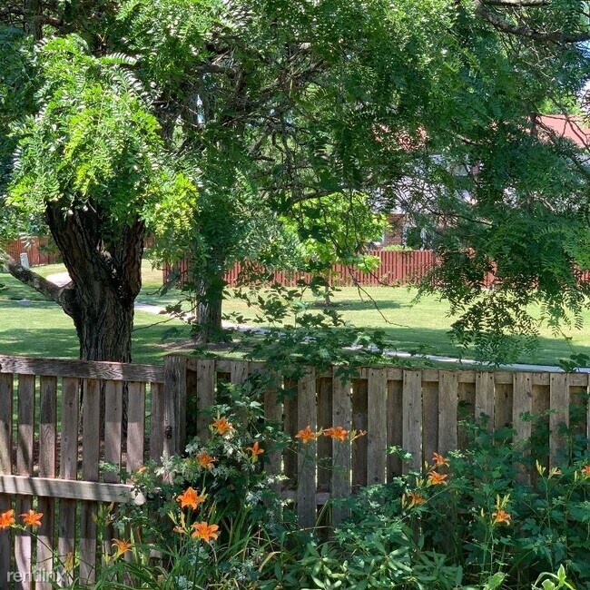 Building Photo - 4 br, 2 bath Townhome - D2 Carver Place
