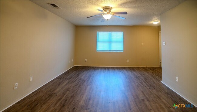 Building Photo - 2302 Traverse Dr