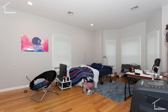 Foto del edificio - Get $500 on closing!  Gorgeous Apt w LAUNDRY IN UNIT!  Great for BU students near T.  Large Rooms!