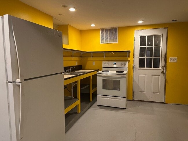 Building Photo - 52 Louisa St