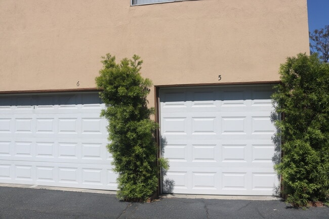 Building Photo - 370 Avocado St