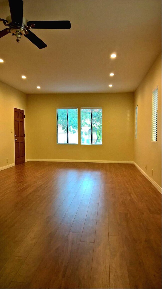 Sala de estar - 420 N Spaulding Ave