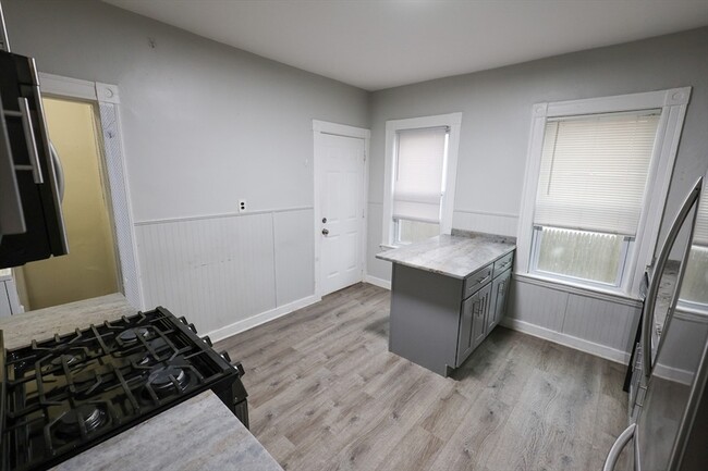 Building Photo - 82 Fuller St