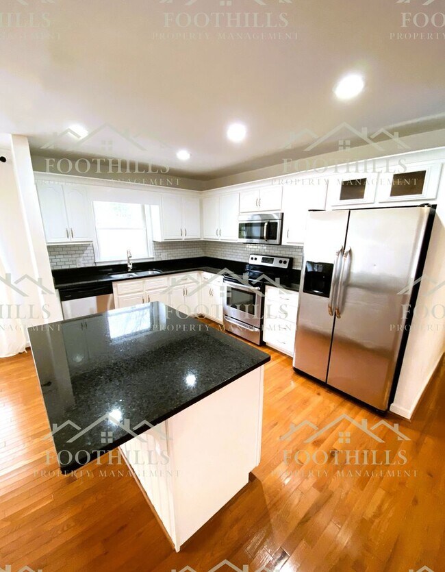 Building Photo - Charming and spacious 3-bedroom, 2-bathroo...
