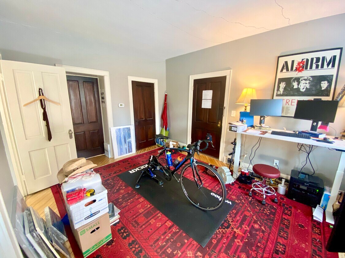 Primary Photo - 304 S Summit St