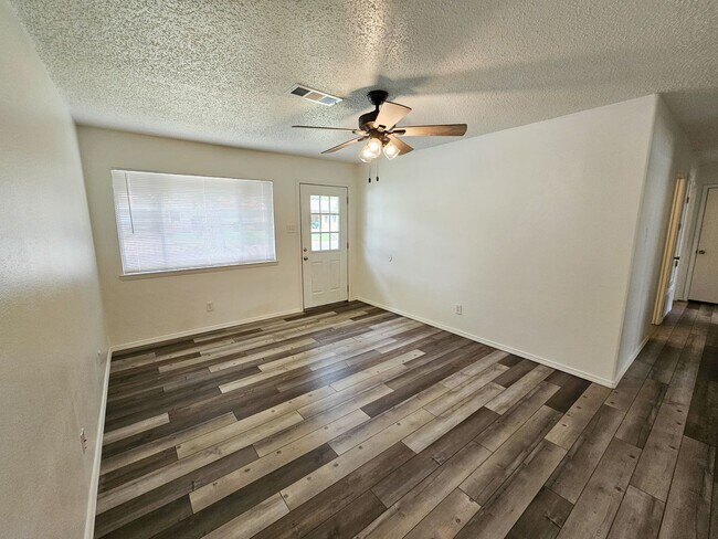 Building Photo - Newly Remodeled 3 Bed/1.5 Bath Home in Gre...