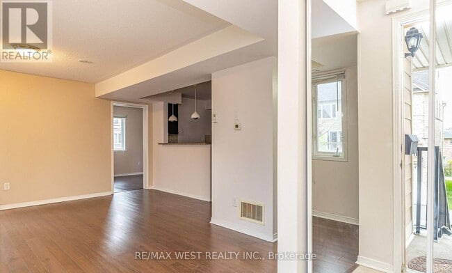Building Photo - 4975 Southampton Dr
